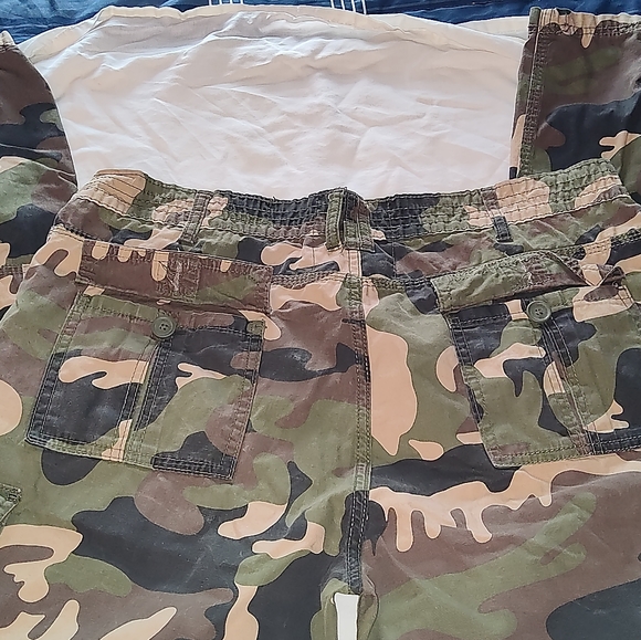 Camo/ cargos - Picture 3 of 3